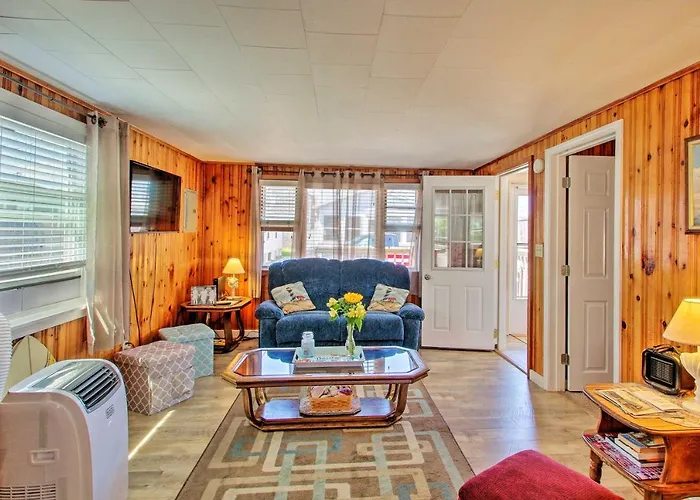 Cozy Hampton Cottage - Walk To Beaches And Marina!