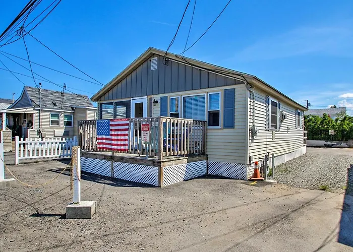 Cozy Hampton Cottage - Walk To Beaches And Marina!