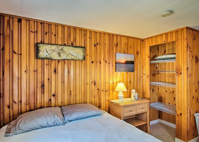Cozy Hampton Cottage - Walk To Beaches And Marina!