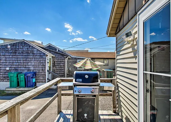 Cozy Hampton Cottage - Walk To Beaches And Marina!